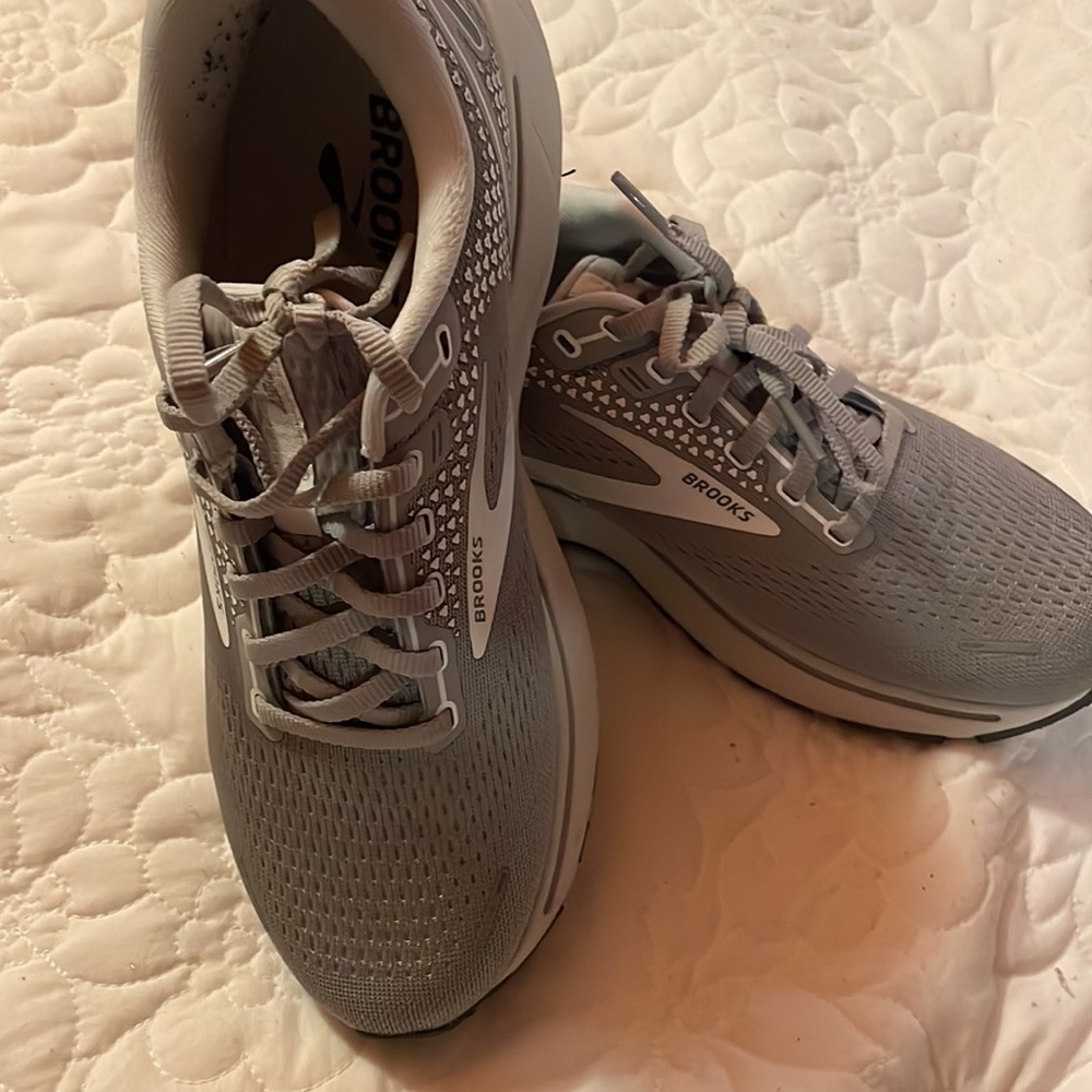 Brooks Tennis Shoes 👟